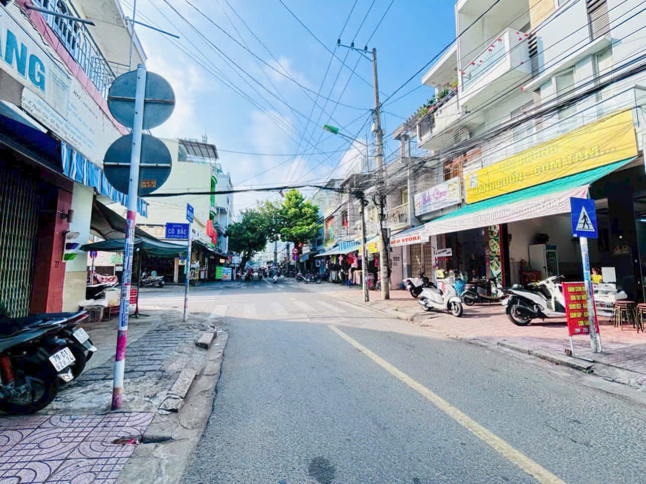 Bán nhà tttp Huỳnh Thúc Kháng 
 Diện tích: 96,6m2 Giá bán: 13,2 tỷ ( có thương lượng, thuế bên nào bên đó đóng)
 LH: e Trang