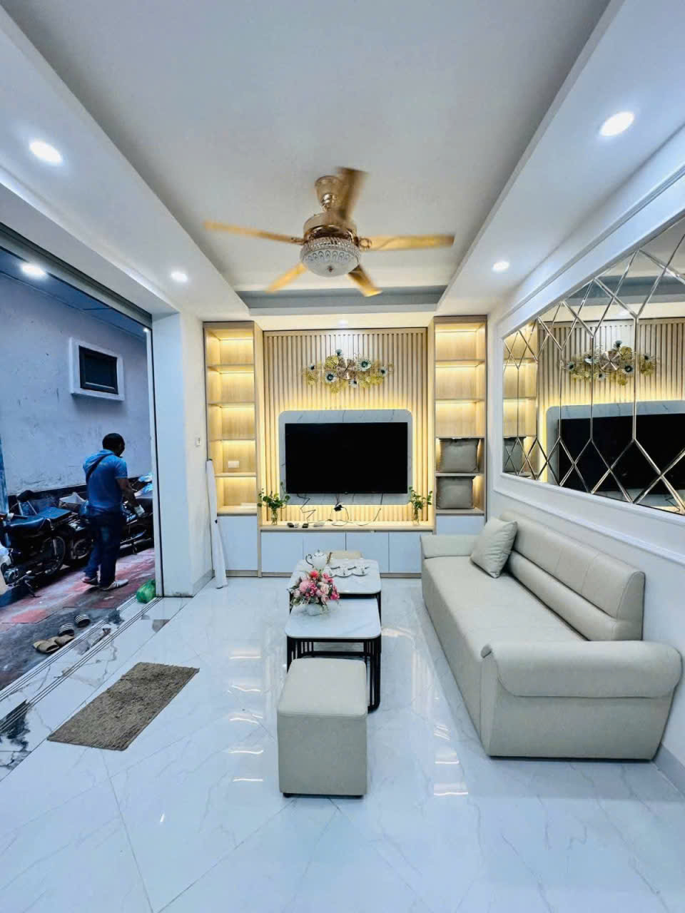 NHÀ ĐẸP HIẾM TT CẦU GIẤY - VÀI BƯỚC CHÂN RA GA TÀU - 20M  OTO
28m, 5 tầng, mt 6.5m, giá 7.5 tỷ