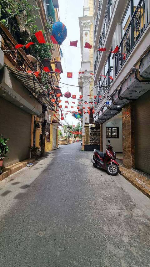 VIP Hoàng Quốc Việt: Lô góc, ô tô tránh, thang máy, kinh doanh siêu đỉnh - 55m², 6 tầng - Cơ hội đầu tư!