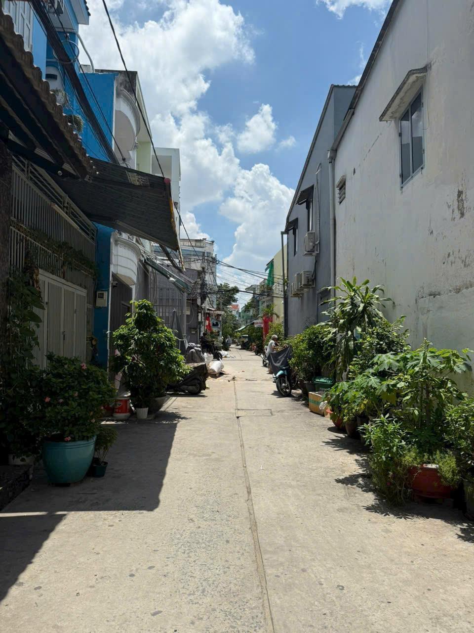 KHỦNG 70M2 (MẶT TIỀN 7,4M), HẺM XE HƠI, LÊ TRỌNG TẤN, TÂN PHÚ , GIÁ CHỈ NHỈNH 5 TỶ, SỔ HỒNG.