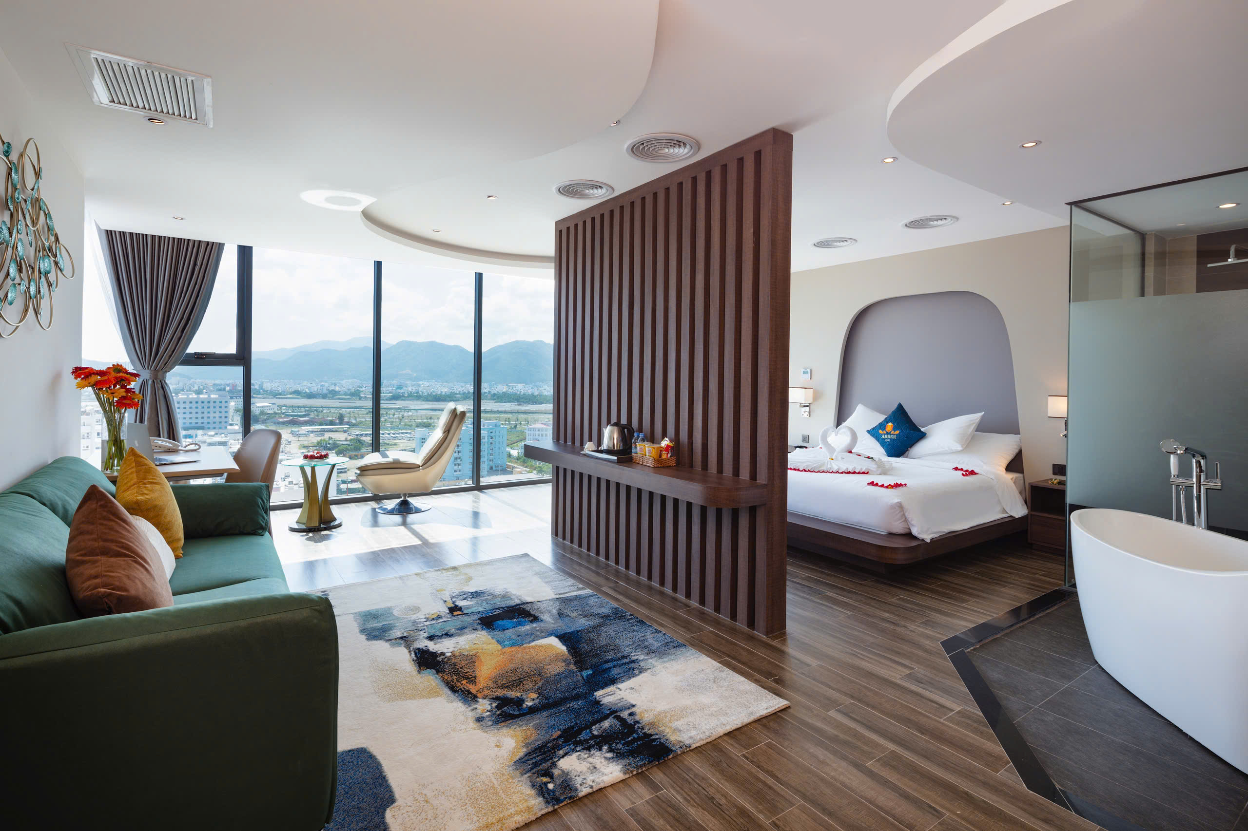 Chuyển nhượng KHÁCH SẠN 3 sao mặt tiền đường BIỆT THỰ  Phố Tây TP Nha Trang Diện tích 142m2 Giá bán : 80 tỷ ( bớt lộc ) 
Vui lòng liên hệ  E  để đi xem khách sạn ạ