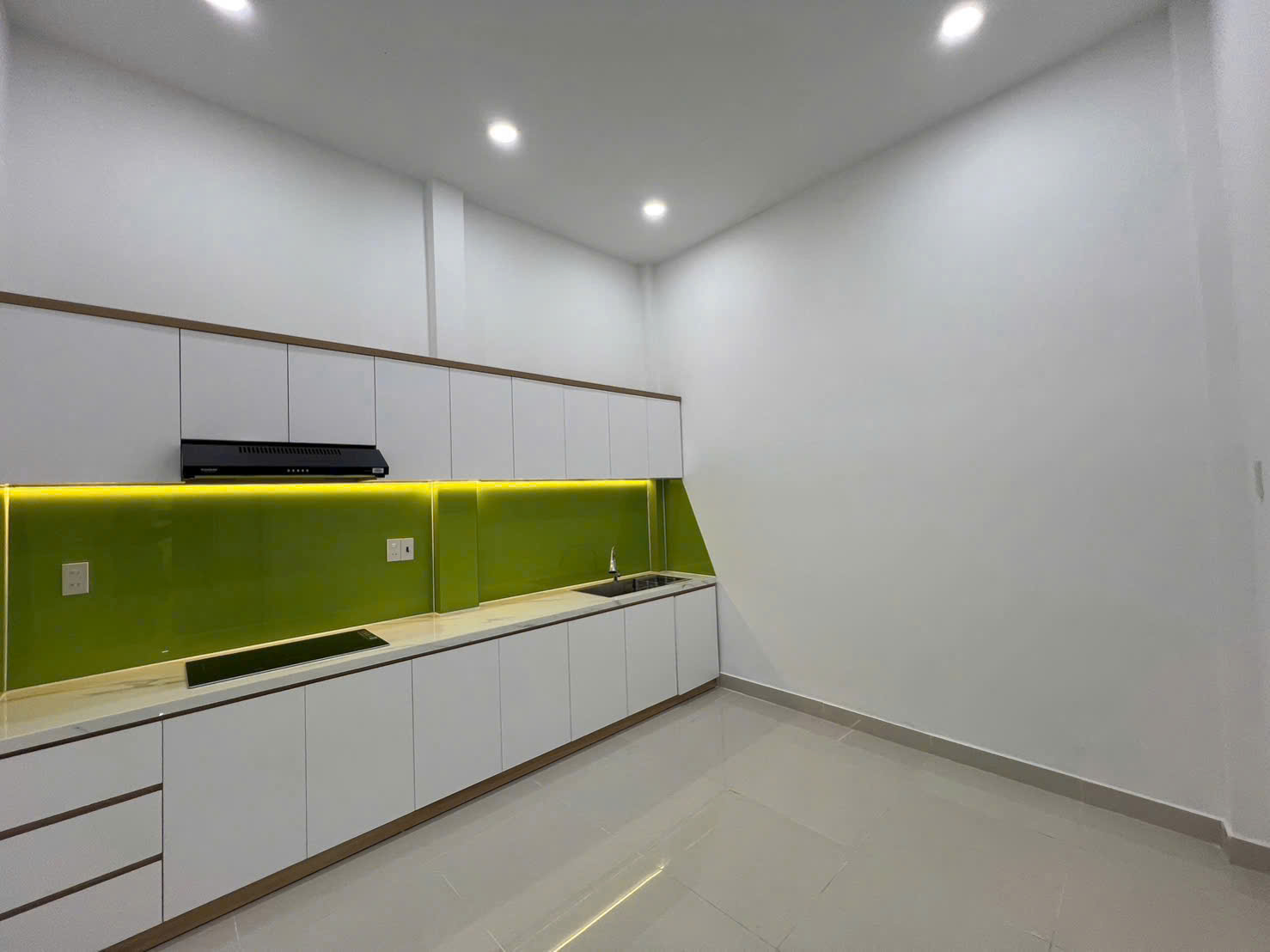 Bán nhà 1 trệt 2 lầu hẻm Hồ Xuân Hương, phường Nha Trang
Diện tích hiện sử dụng: 84 m2 Giá bán: 6,5 tỷ mọi thông tin chi tiết vui lòng lh