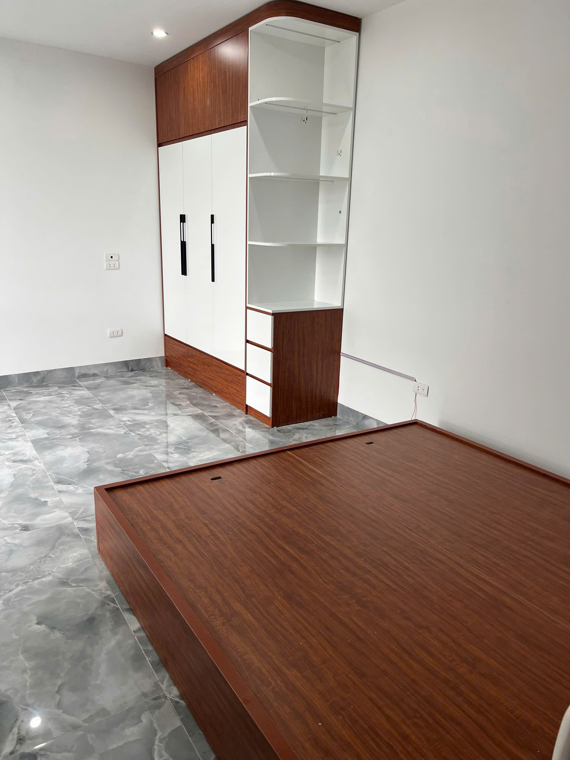 CẦN BÁN GẤP CCMN 6 TẦNG THANG MÁY – LONG BIÊN –HÀ NỘI – DÒNG TIỀN 450 TRIỆU/NĂM