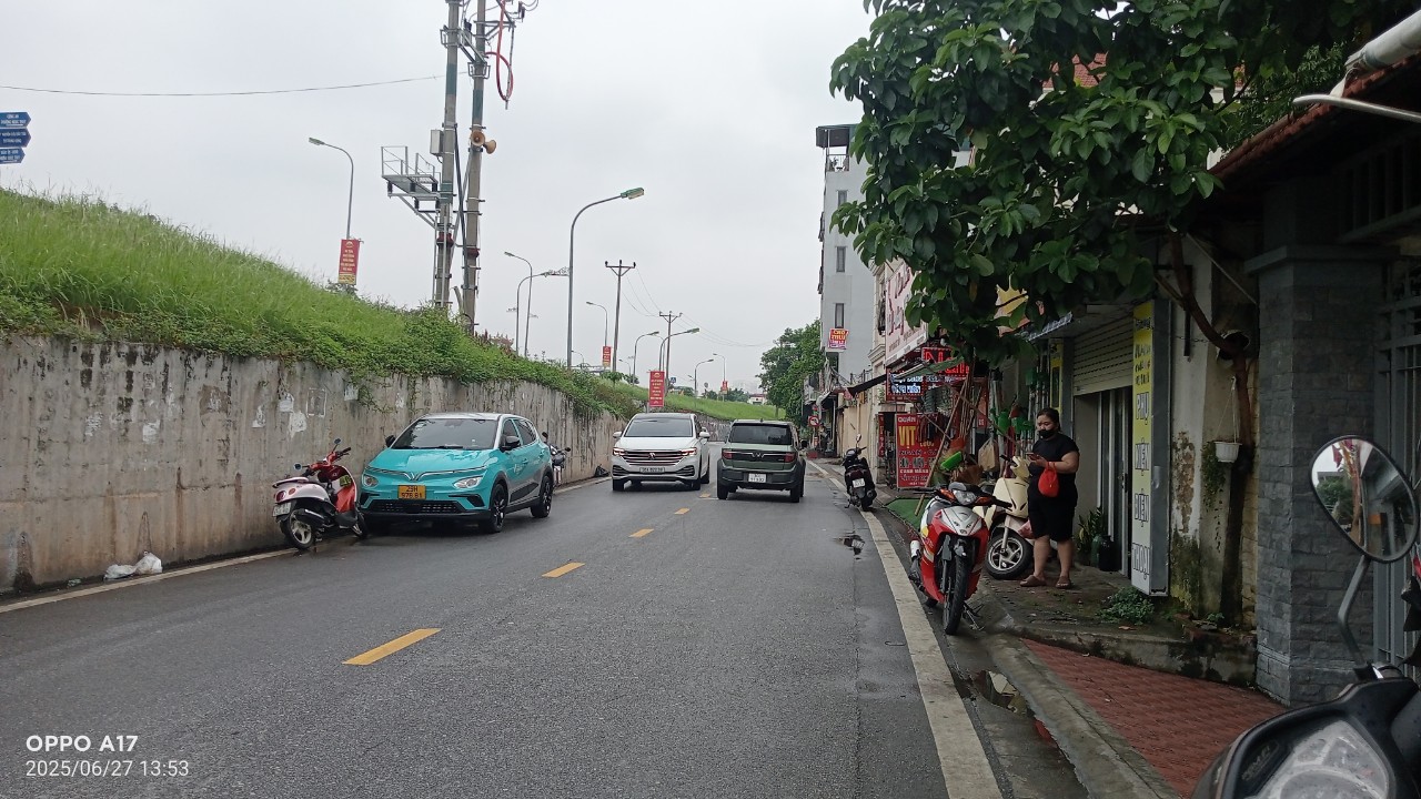 BÁN ĐẤT NGỌC THỤY LÝ SƠN – 94M² – Ô TÔ TRÁNH – VIEW SÂN BÓNG – GẦN PHỐ LÝ SƠN

???? Vị trí cực đẹp tại Ngọc Thụy, Long Biên – chỉ vài bước chân ra mặt phố Lý Sơn.
???? Diện tích: 94m², HƠN 18 TỶ
???? Mặt tiền: 5.2m – Nở hậu nhẹ – Thế đất đẹp, dễ xây d