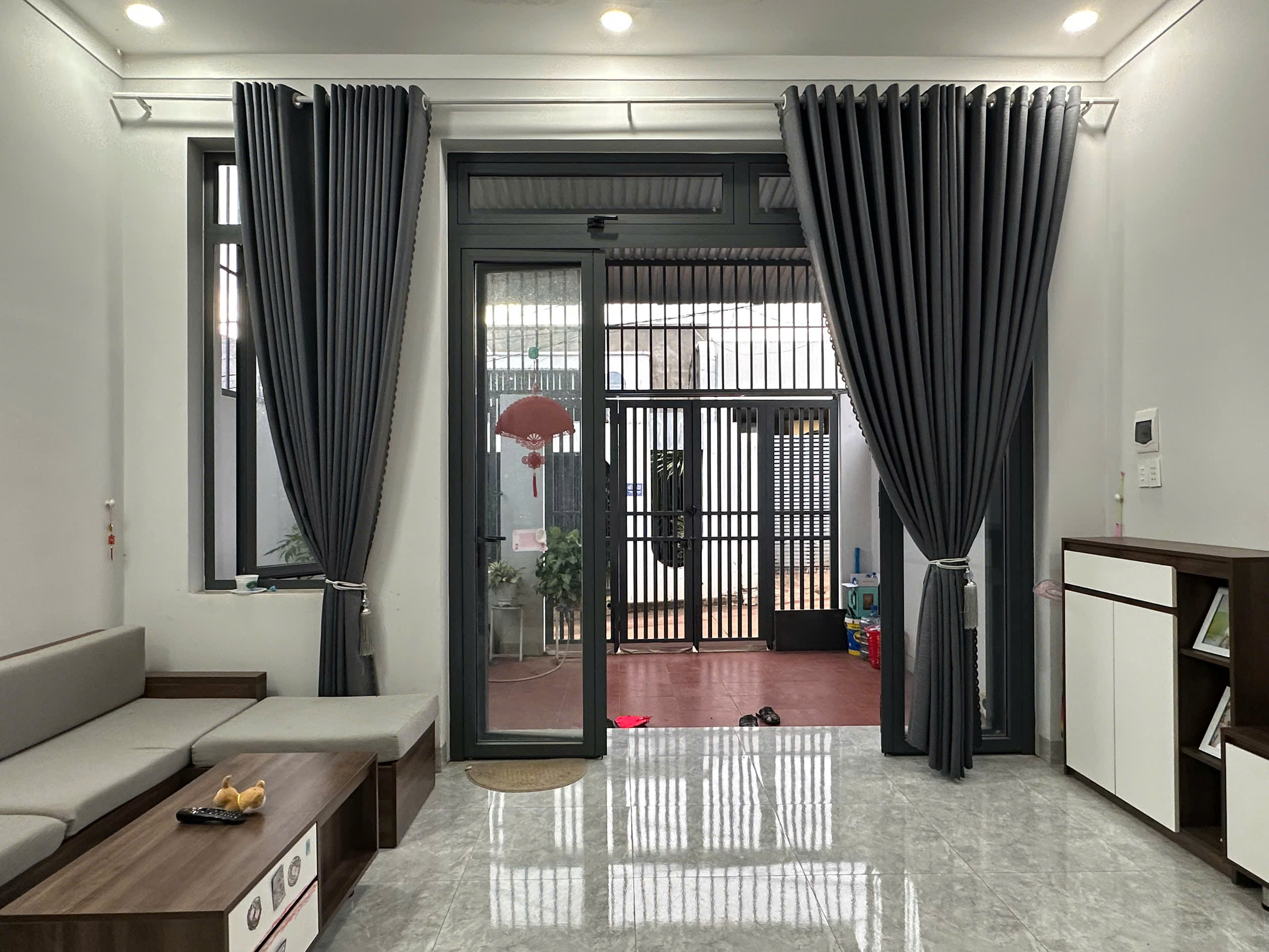 Bán nhà hẻm 451 Ymoan sát ngay trường tiểu học Nơ Trang Lơng
Diện tích 5x23 thổ cư 60m2 đã xây hết đất.
Đường ô tô, dân văn minh, ở kín san sát.