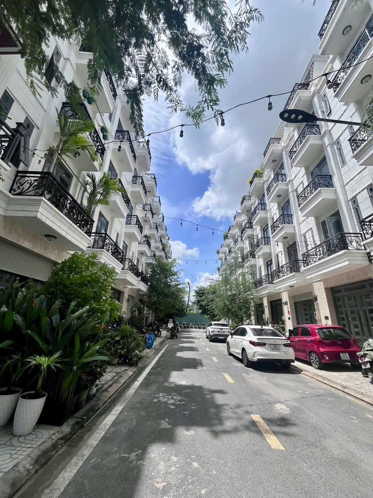 SIÊU PHẨM  NGÂY ĐẠI HỌC NGUYỄN TẤT THÀNH - HẺM 12M 5 TẦNG 60M2 (4x15) 7PN – 5,55 TỶ BL