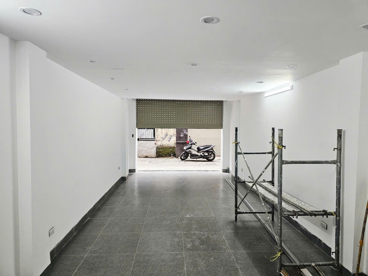 BUILDING 7 TẦNG THANG MÁY - 30M RA PHỐ - HÀNG XÓM PHỐ CỔ - PHÂN LÔ Ô TÔ TRÁNH - HÀNG HIẾM BAY NHANH.- Hào Nam 52 m. 7TẦNG , mt 4m 22 tỷ