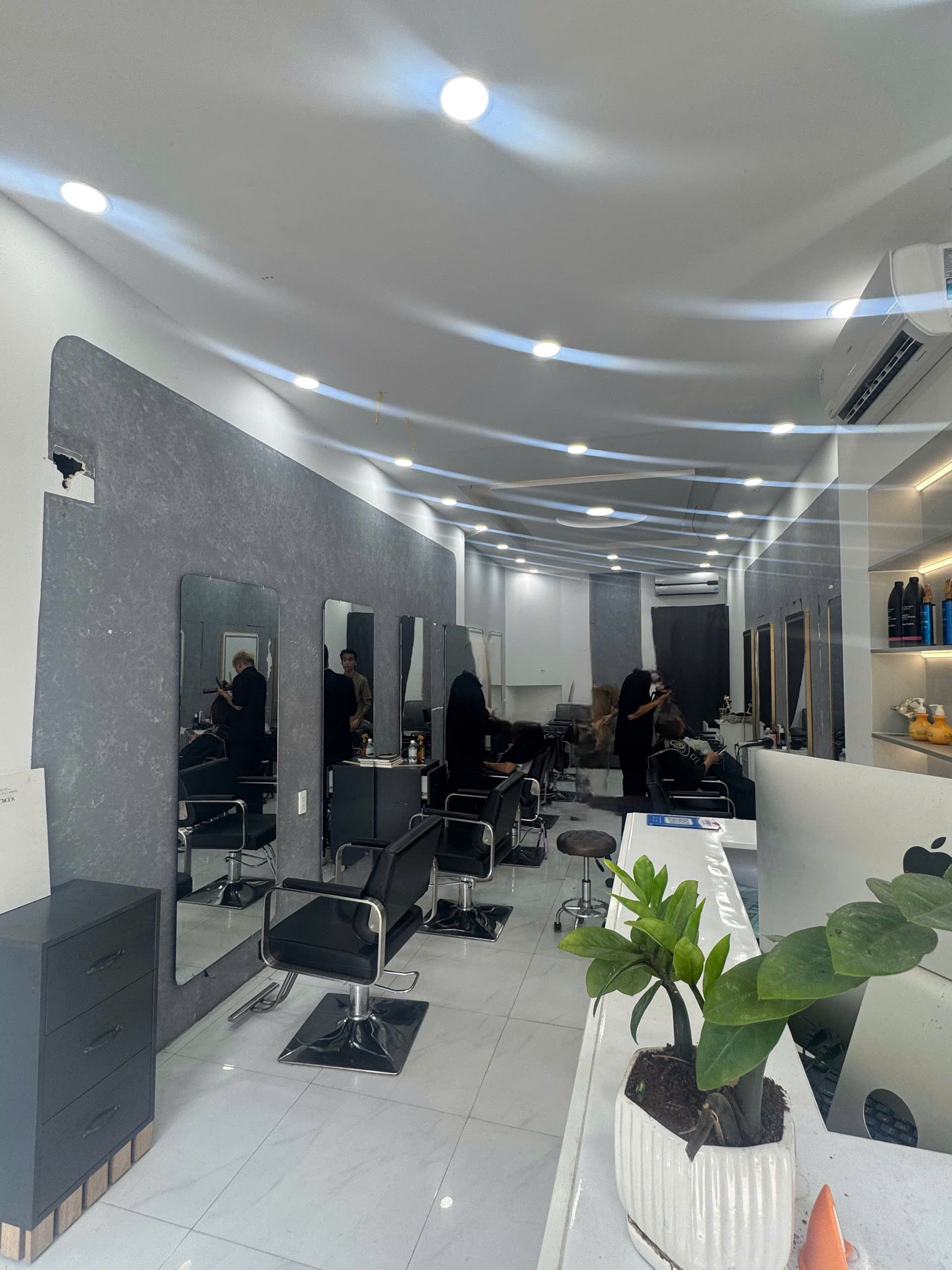 Bán Nhà Mặt Tiền Mê Linh - Phường Nha Trang Dt : 92m2  Giá 10,2 tỉ vui lòng liên hệ e Trang  để đi xem nhà gặp chủ thương lượng giá