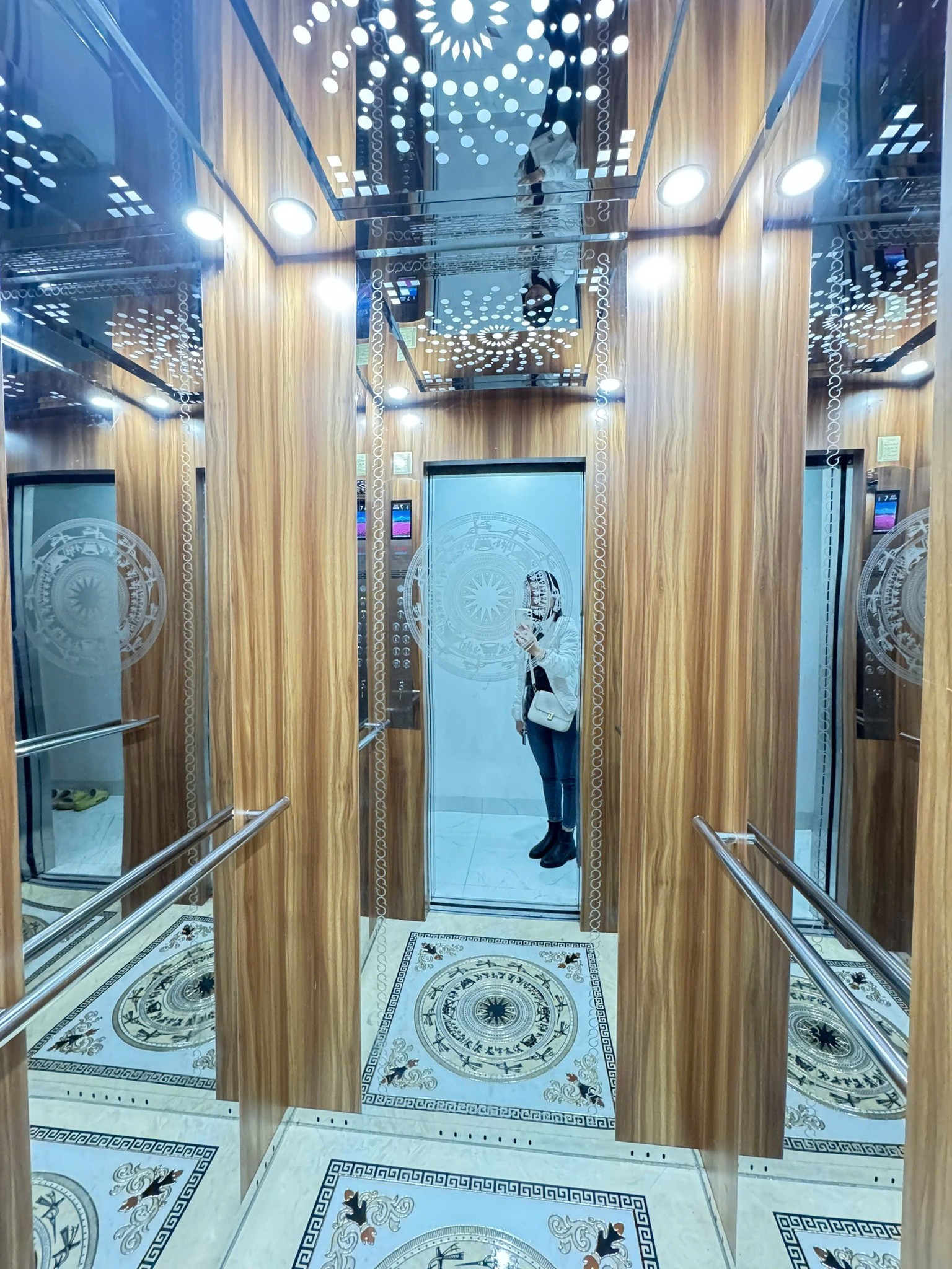 Tòa Nhà CHDV quận Tây Hồ- 7 Tầng Thang máy- Mặt tiền 4.1m- Diện tích 72 mv- Giá 21.6 Tỷ