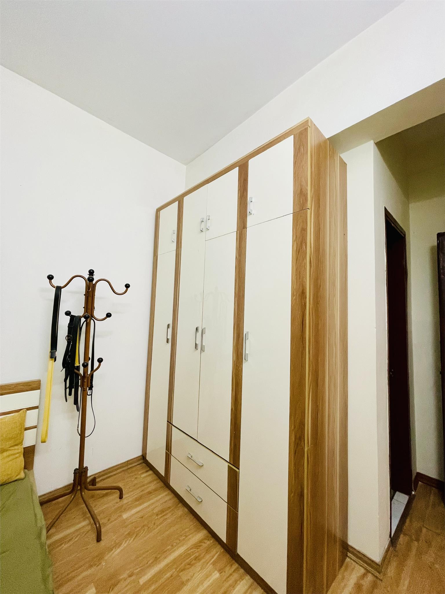 Bán nhà phố Cầu Giấy 7 tầng 

Diện tích: 100m²

 Mặt tiền: Gần 8m Giá bán: 37.5 tỷ dòng tiền hơn 1.8 tỷ/năm
