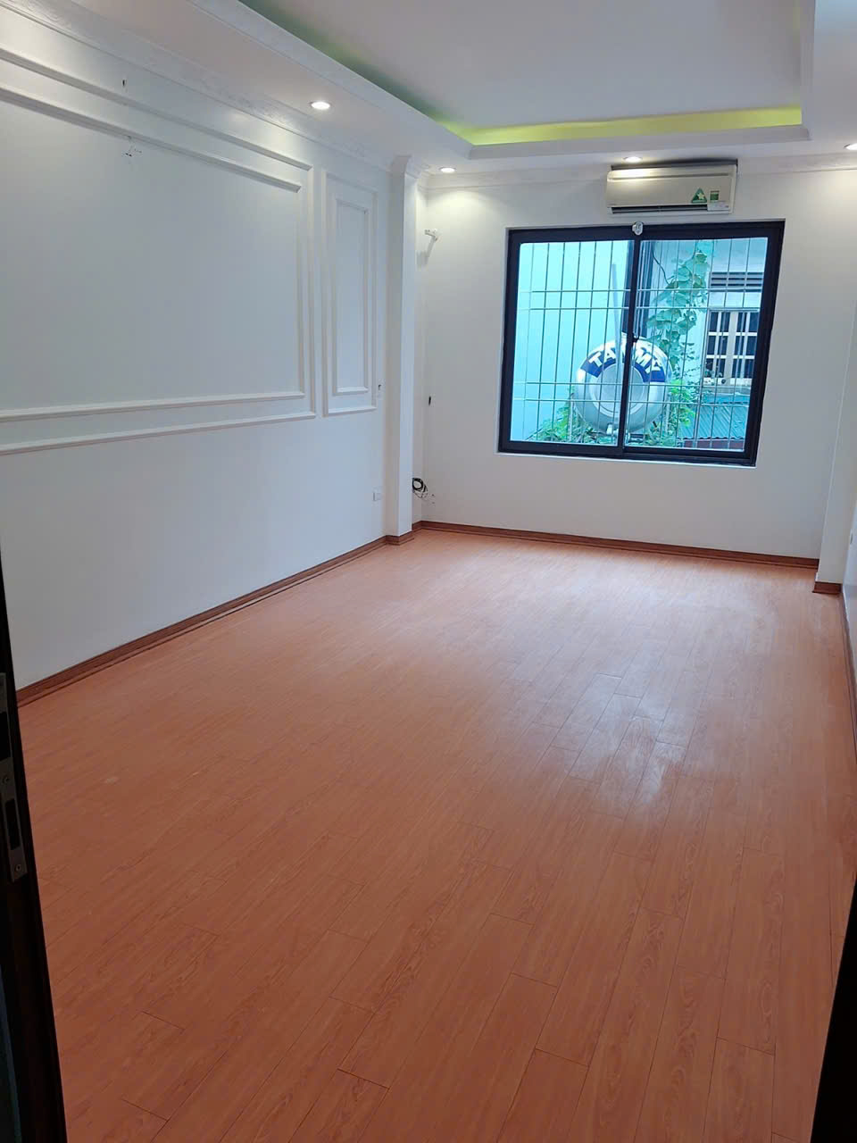 BÁN NHÀ HOA LÂM-LONG BIÊN NHÀ 5 TẦNG ĐẸP – CÁCH PHỐ HOA LÂM 50M – Ở NGAY, GIÁ HỢP LÝ ????
???? Hoa Lâm, Long Biên – 30m² x 5T – MT 3.5m – Giá 6.3 tỷ