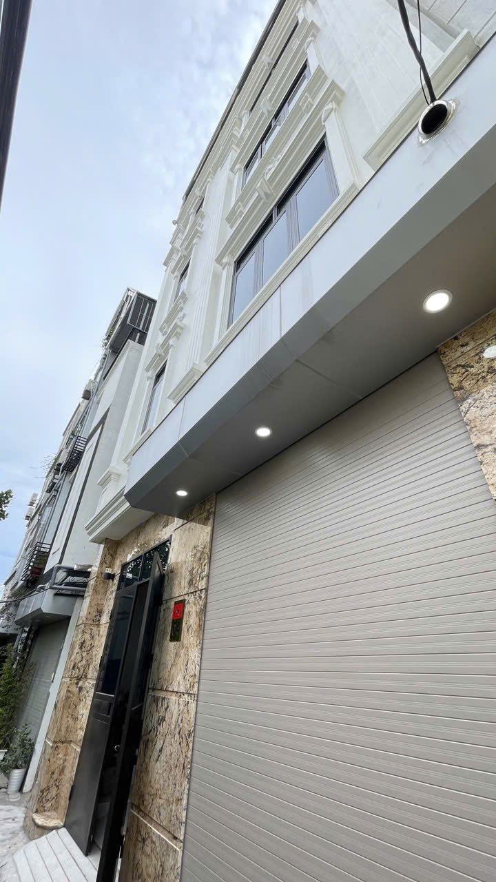 CẦN BÁN GẤP NHÀ HOA LÂM-LONG BIÊN HÀ MỚI KOONG – MT 6M – FULL NỘI THẤT – GẦN Ô TÔ, SÁT PHỐ ????
???? Hoa Lâm, Long Biên – 31m² x 5T – MT 6m – Giá 6.4 tỷ