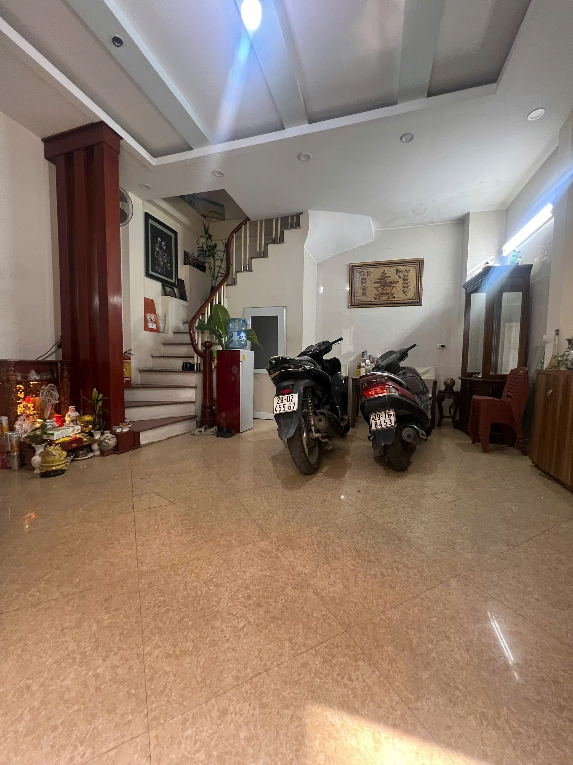 Bán nhà phố Lĩnh Nam Hoàng Mai 30m 5 tầng 3 ngủ