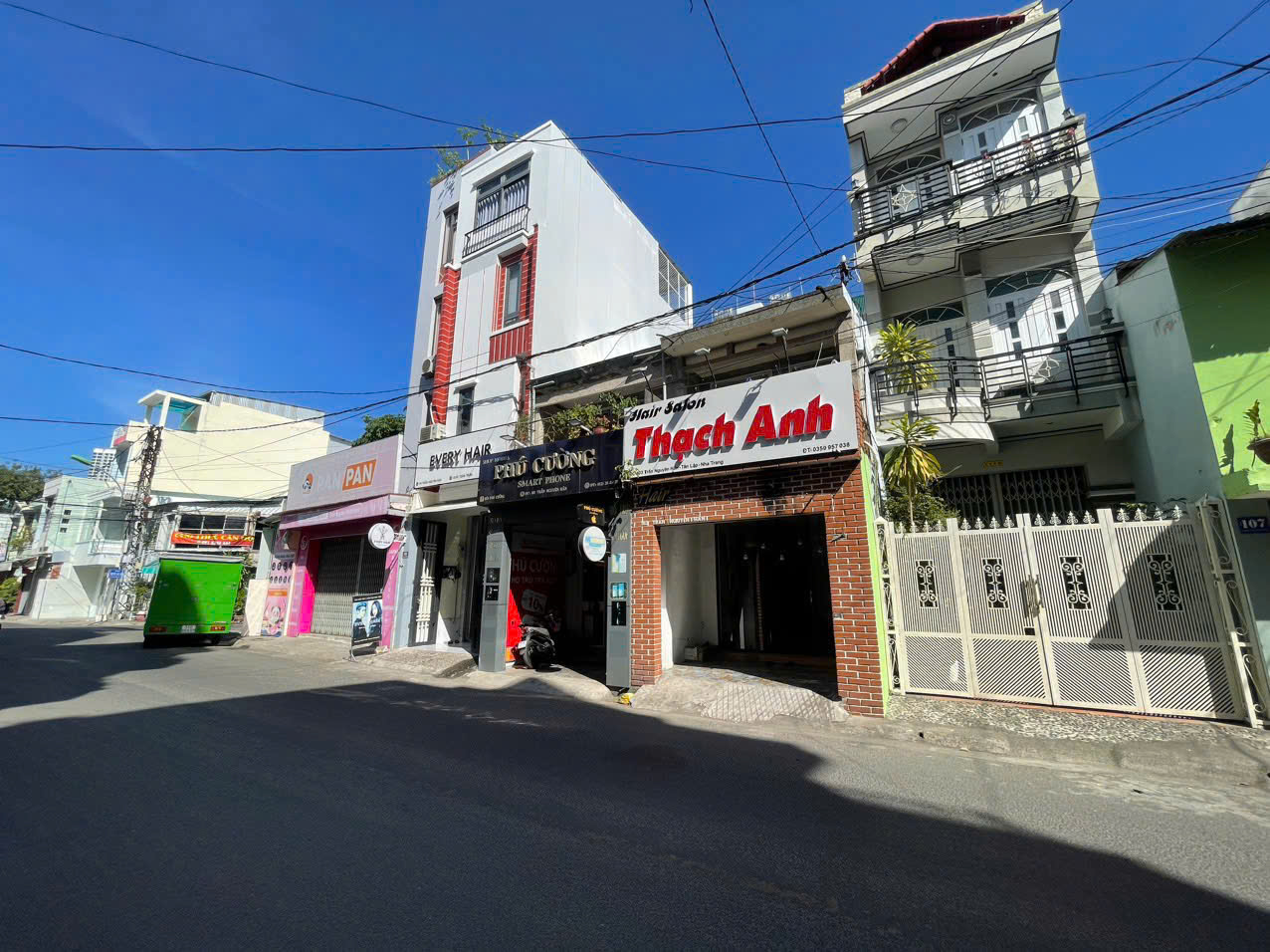 Bán nhà hai tầng mặt tiền đường Trần Nguyên Hãn- Nha Trang- Khánh Hoà
 Diện tích thực tế 63m2 Giá: 6.8 Tỷ LH  e Trang