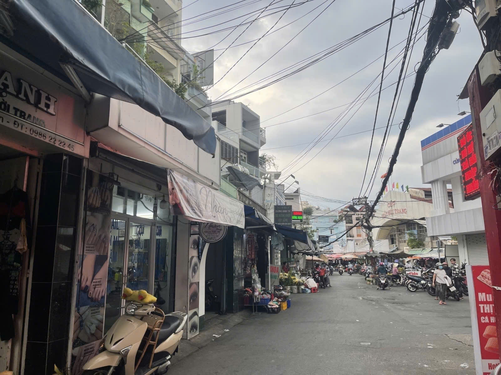 hẻm xe hơi - Sát Lê Văn Sỹ - 83m2 ( 4x23.7 ) - Đất ở hiện hữu - tiện xây dựng- A4 - Không QH - Sổ tại nhà