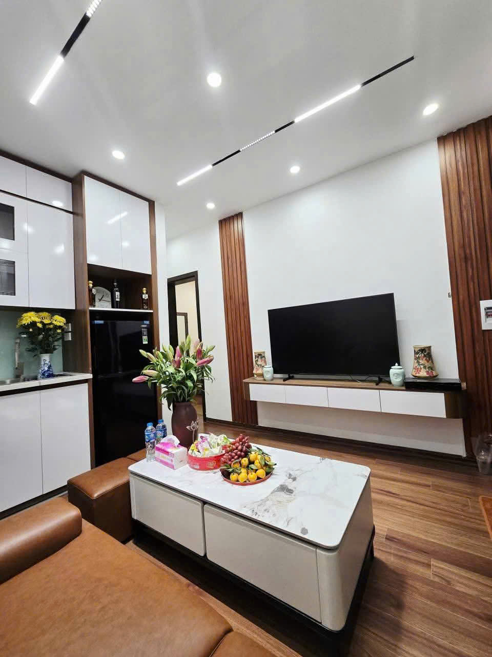 NHÀ ĐẸP - FULL NỘI THẤT - 2 NGỦ, 2 VS - THẤP TẦNG - Ô TÔ ĐỖ CHÂN TOÀ NHÀ- Tập thể phố Chùa Láng 55 m, 3.98 tỷ