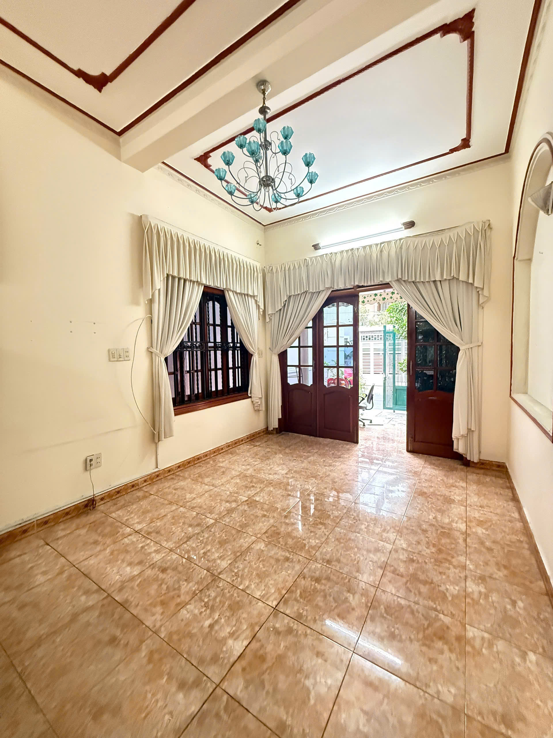 Nhà mặt tiền đường TẢN VIÊN - khu bàn cờ Phước  Hoà - trung tâm Nha Trang. giá15.5tỷ DT: 145m2  mọi thông tin chi tiết vui lòng lh e