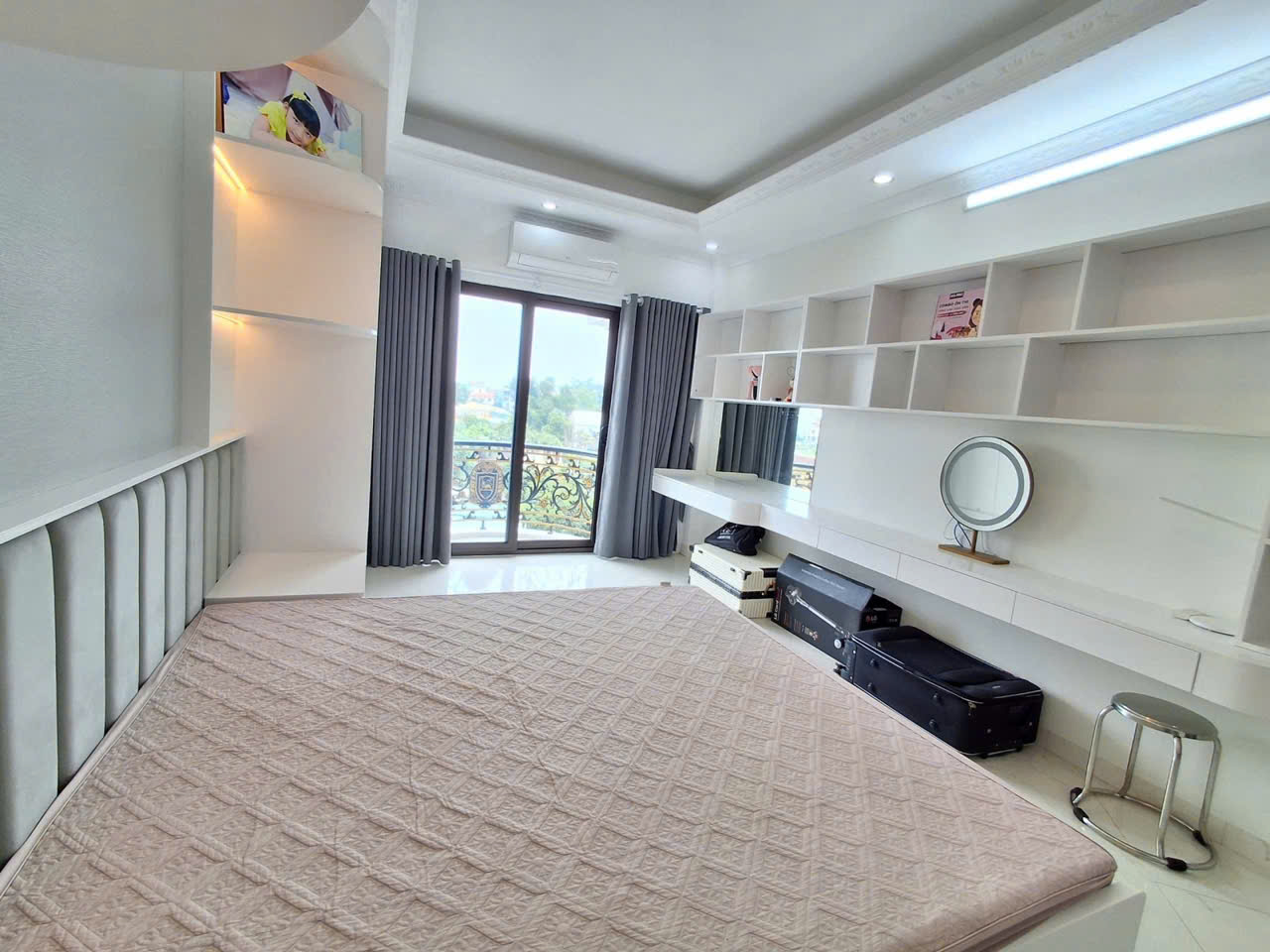 NHÀ MỚI ĐẸP – FULL NỘI THẤT TIỀN TỶ – VỈA HÈ – Ô TÔ TRÁNH – GARA
???? Đức Giang, Long Biên – 40m² x 6T – MT 3.6m – Giá 11.5 tỷ