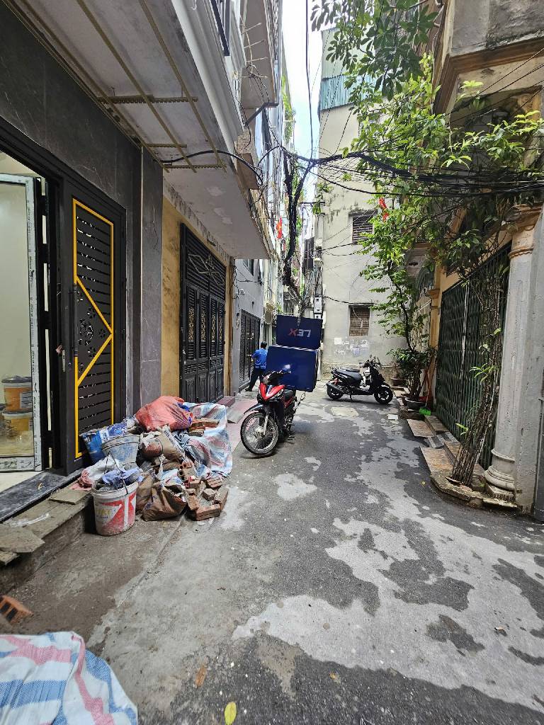 Thịnh Quang 6 tầng thang máy 2 thoáng, nhà đẹp từng chi tiết