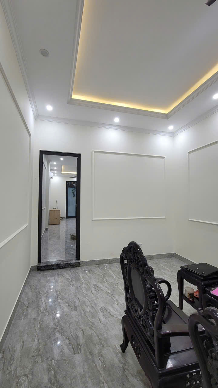???? BÁN NHÀ NGUYỄN VĂN CỪ - LONG BIÊN
???? Địa chỉ: Nguyễn Văn Cừ, Long Biên
???? Diện tích: 71m² × 4 tầng × mặt tiền 3.2m
???? Giá bán: 12.5 tỷ
???? Pháp lý: Sổ đỏ chính chủ, sẵn sàng giao dịch